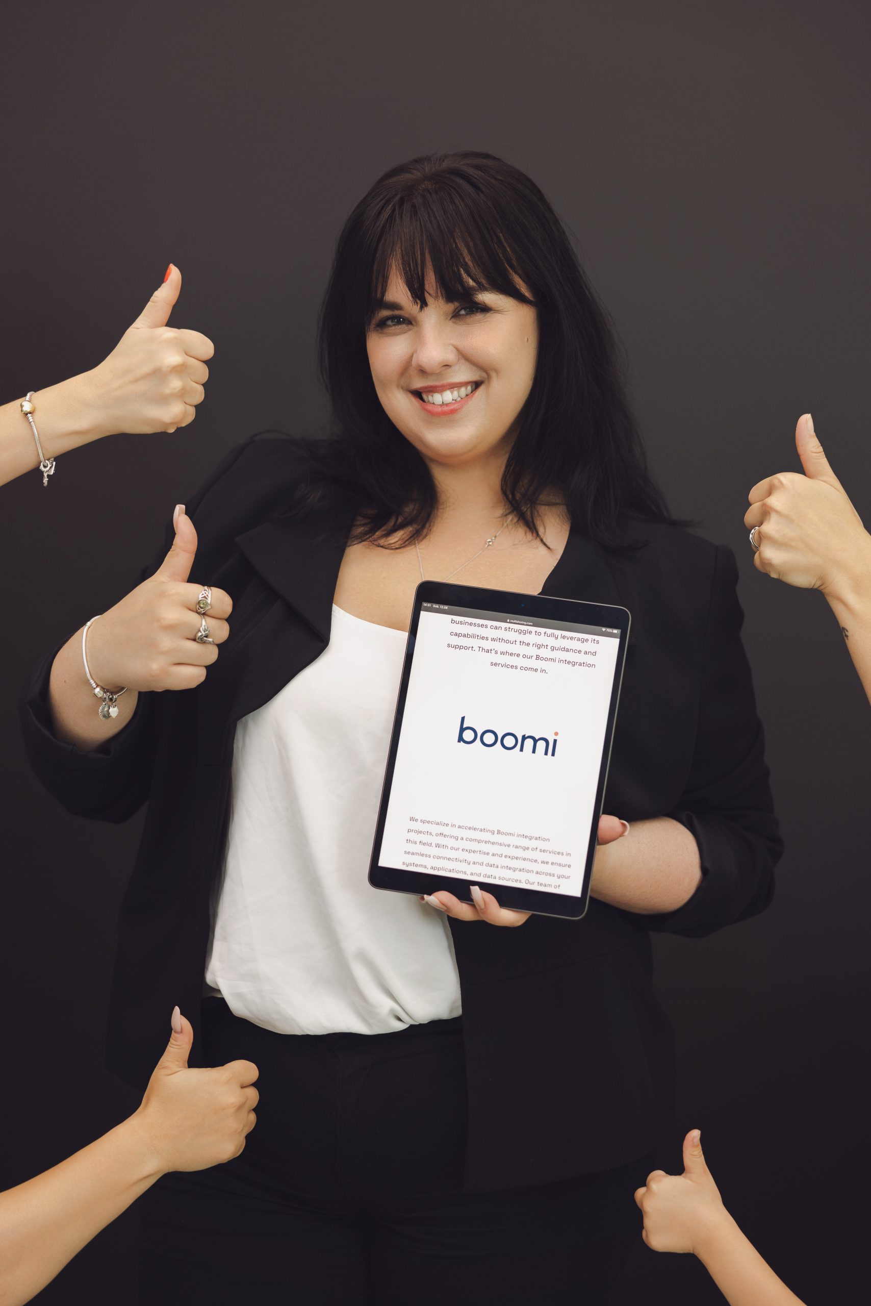 Multishoring team member showcasing Boomi consulting services on tablet, highlighting expertise in Dell Boomi consulting and support.