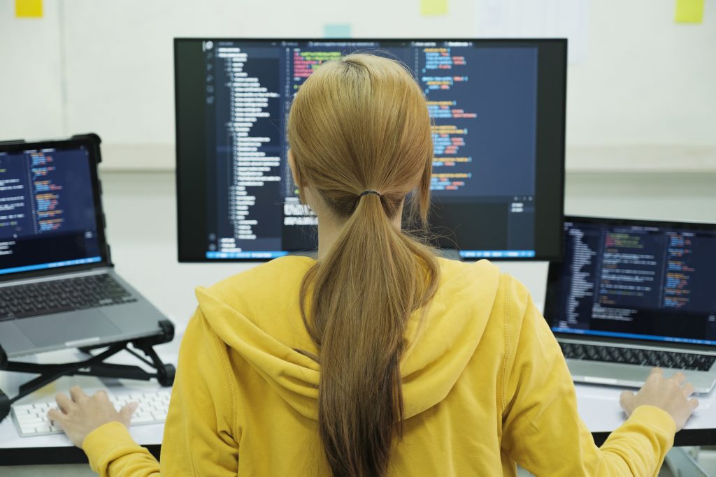 Multishoring expert BizTalk developer crafting integration solutions for seamless system connectivity