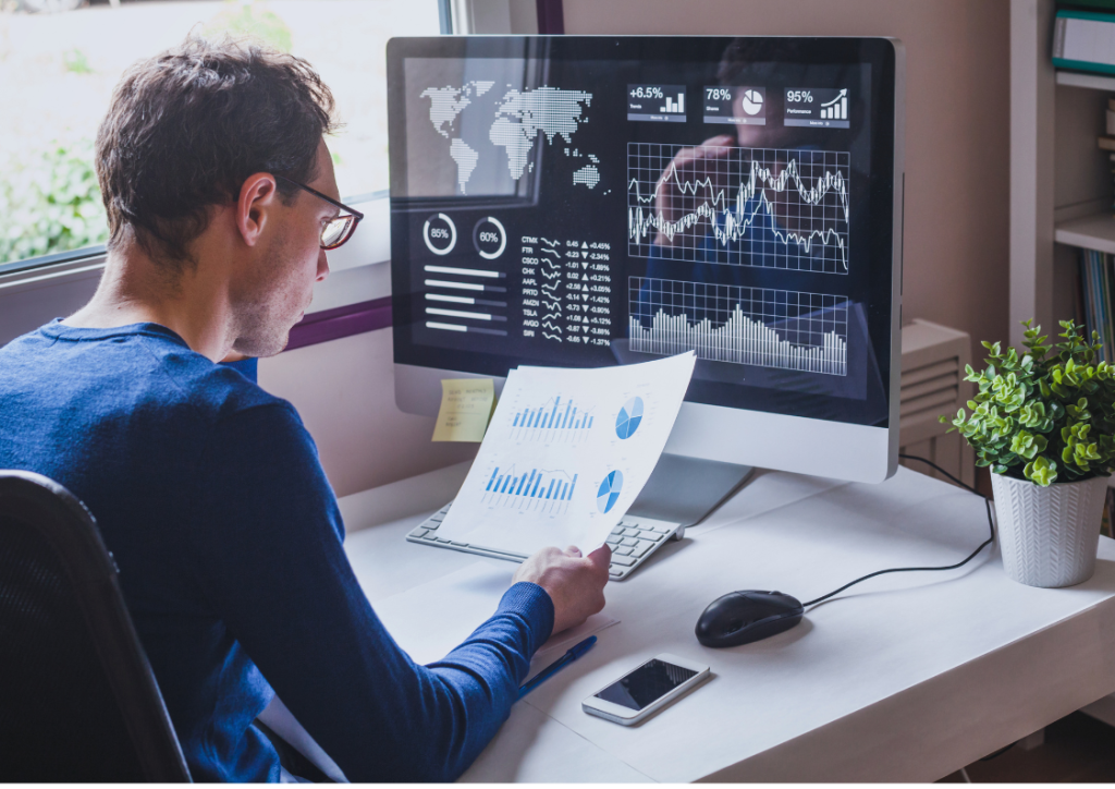 Power BI financial reporting - FP&A worker in front of a dashboard